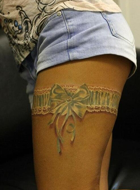 点击大图看下一张：美女腿部精美性感的蕾丝纹身图案