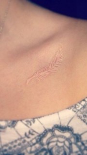 女生锁骨漂亮的羽毛隐形纹身