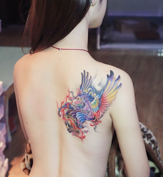 点击大图看下一张：性感女生背部凤凰纹身图案