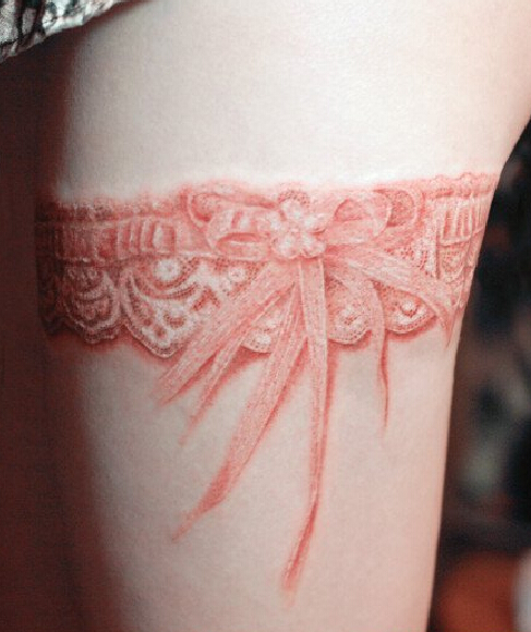 点击大图看下一张：女生性感的蕾丝蝴蝶结纹身图案