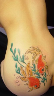 美女腰臀部彩色小金鱼纹身图案