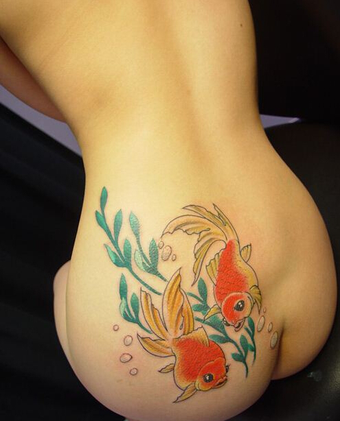 点击大图看下一张：美女腰臀部彩色小金鱼纹身图案