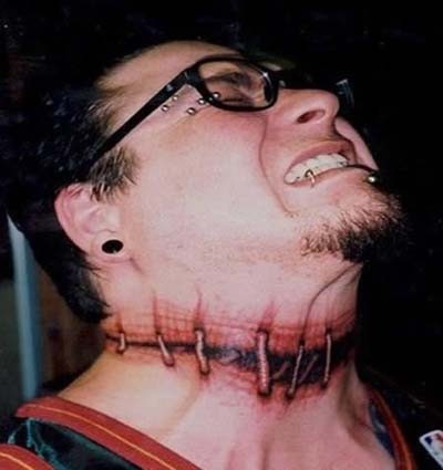 点击大图看下一张：个性男颈部创意纹身
