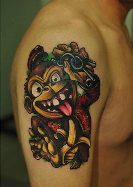 点击大图看下一张：男性手臂上顽皮的猴子纹身