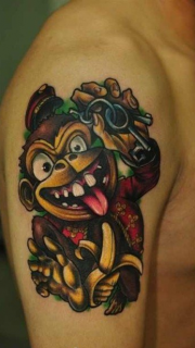 男性手臂上顽皮的猴子纹身