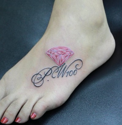 点击大图看下一张：女生脚背漂亮的钻石纹身