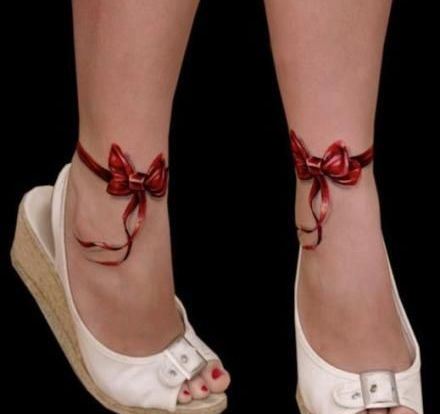 点击大图看下一张：女孩双脚彩色蝴蝶结脚链纹身图案