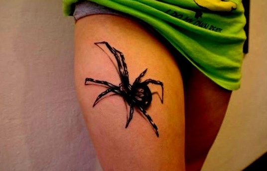 点击大图看下一张：美女大腿上的毒蜘蛛纹身