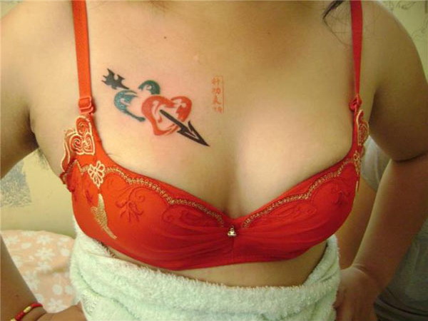 点击大图看下一张：性感美女胸前一箭穿心纹身