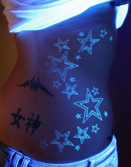 点击大图看下一张：女神腰部荧光星星纹身
