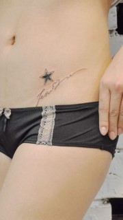 美女腹部精美的五角星字母纹身图案