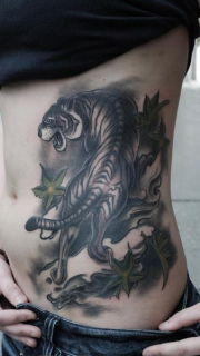 美女腹部老虎纹身图案