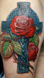 男性手臂漂亮的十字架玫瑰纹身