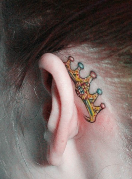 点击大图看下一张：女生耳部小巧时尚的皇冠纹身图案