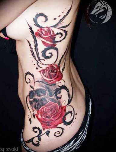 点击大图看下一张：性感美女腰上的骷髅玫瑰纹身