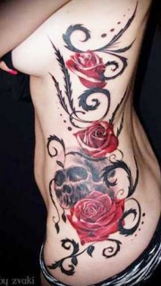 性感美女腰上的骷髅玫瑰纹身