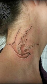 女生颈部隐形燕子纹身