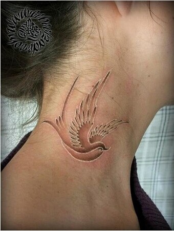 点击大图看下一张：女生颈部隐形燕子纹身