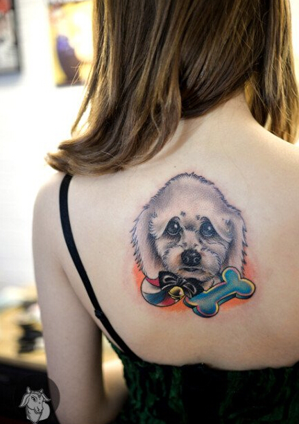 点击大图看下一张：女生后背可爱的小狗纹身纹身