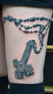 女性大腿十字架链条纹身
