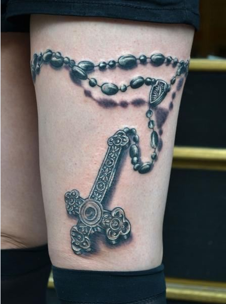 点击大图看下一张：女性大腿十字架链条纹身