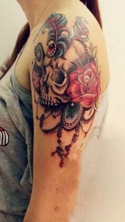 女性手臂上的骷髅头和花纹身