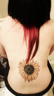 时尚美女后背的向日葵纹身