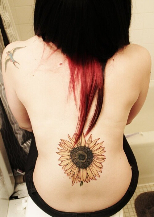 点击大图看下一张：时尚美女后背的向日葵纹身