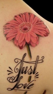 肩背上的花和英文字母纹身