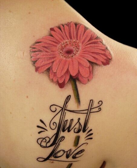 点击大图看下一张：肩背上的花和英文字母纹身