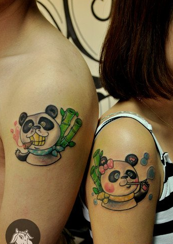 点击大图看下一张：情侣手臂可爱的熊猫纹身图案