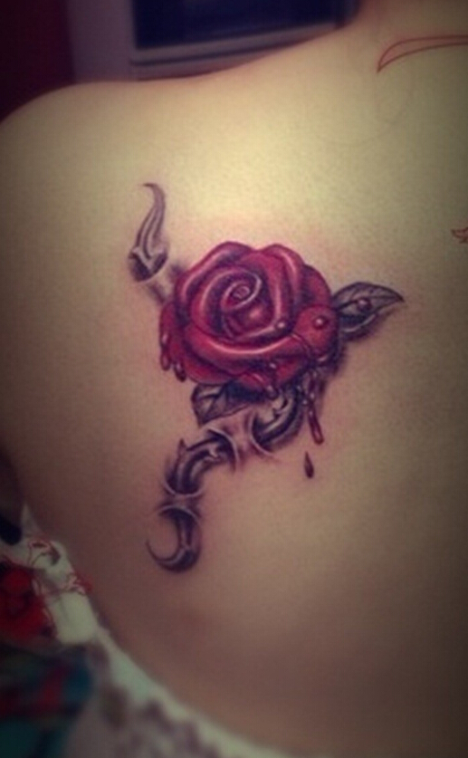 点击大图看下一张：美女背部滴血的玫瑰纹身