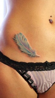 女性腹部性感的羽毛纹身