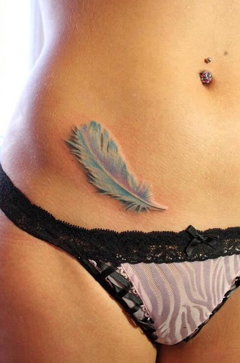 点击大图看下一张：女性腹部性感的羽毛纹身