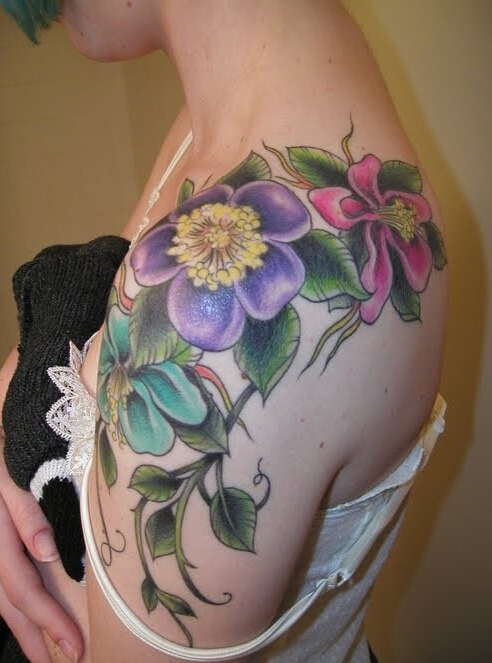 点击大图看下一张：时尚女性肩部亮丽的花朵纹身