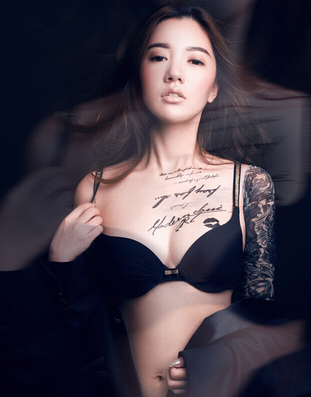 点击大图看下一张：性感美女胸前的英文字母纹身