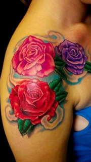 女性肩部亮丽的玫瑰纹身