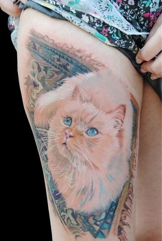 点击大图看下一张：女性大腿个性猫咪纹身图案