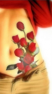 美女腰部鲜艳玫瑰花纹身图案