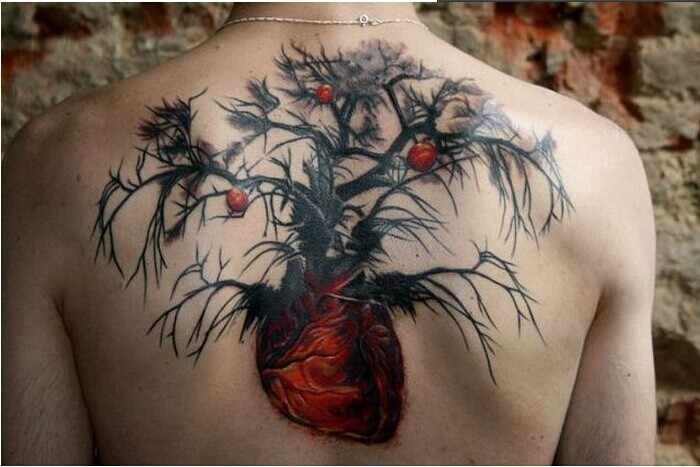 点击大图看下一张：男生后背长在心脏上的盆栽纹身