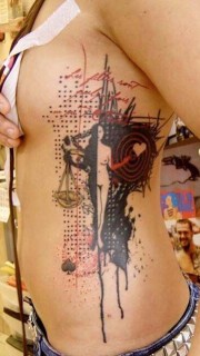 女生个性人体天平纹身图案