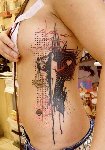 点击大图看下一张：女生个性人体天平纹身图案