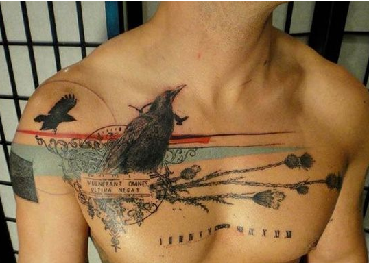 点击大图看下一张：男生胸前黑暗乌鸦个性纹身