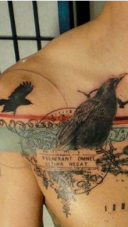 男生胸前黑暗乌鸦个性纹身