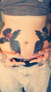 个性腹部乌鸦骷髅纹身