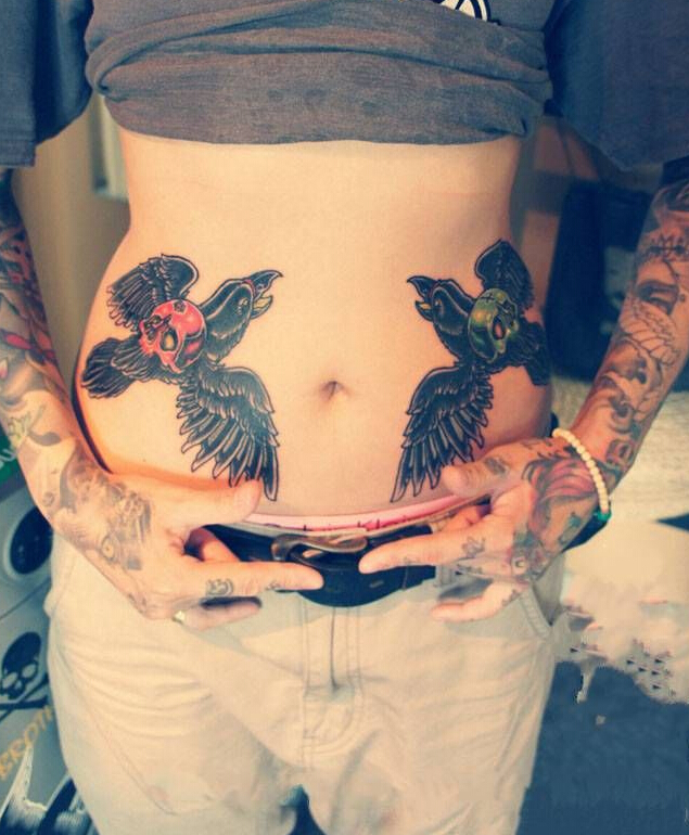 点击大图看下一张：个性腹部乌鸦骷髅纹身
