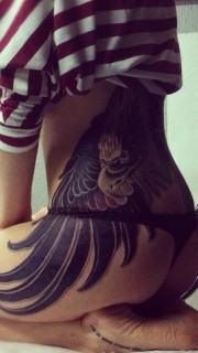 美女腰臀上的老鹰纹身
