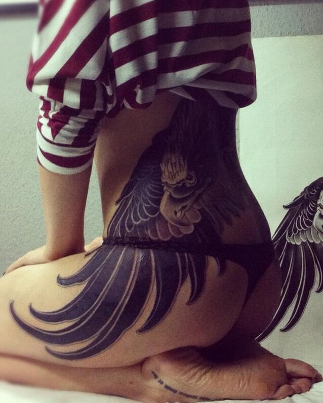 点击大图看下一张：美女腰臀上的老鹰纹身