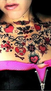 性感女生胸部个性花藤心形纹身