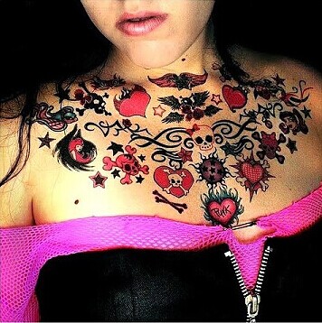 点击大图看下一张：性感女生胸部个性花藤心形纹身